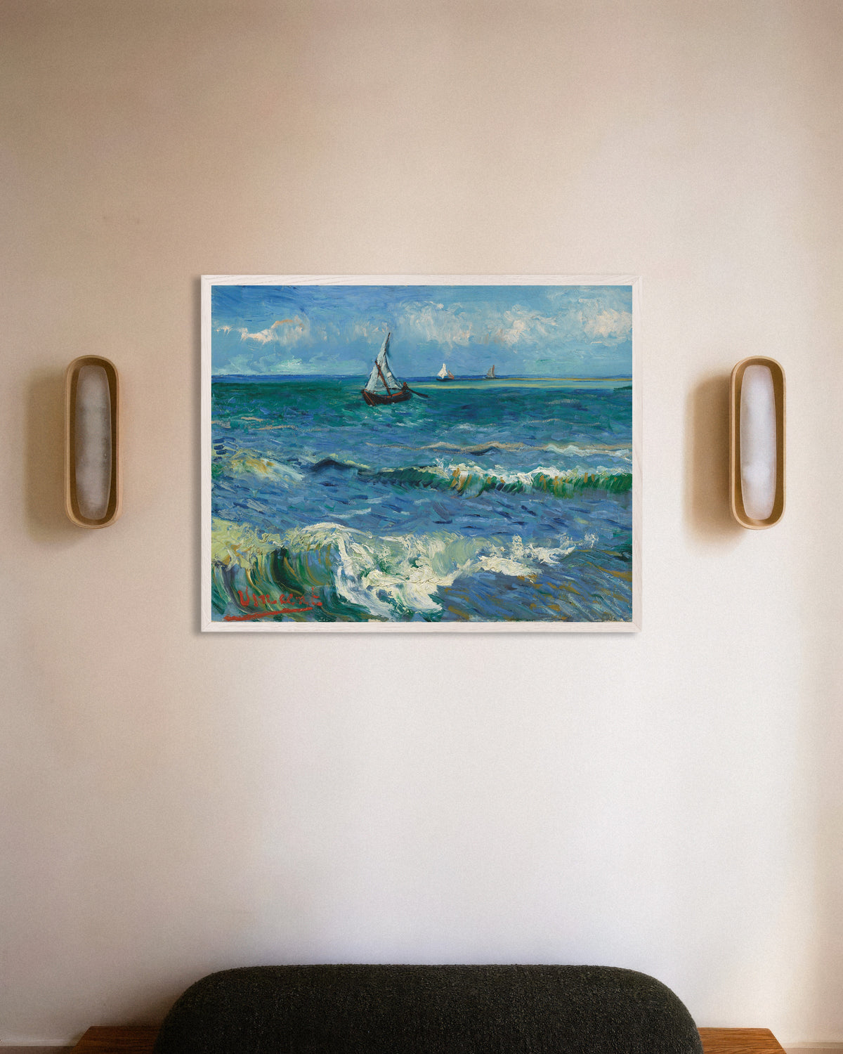 Poster van Zeegezicht bij Les Saintes-Maries-de-la-Mer (1888) van Vincent van Gogh, met witte houten lijst