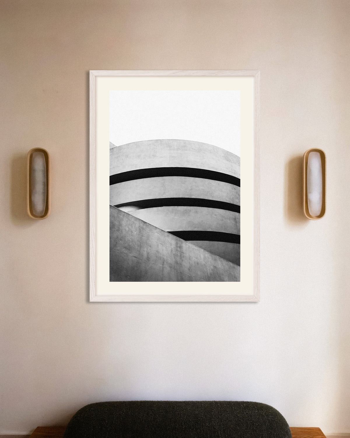 Poster ‘Spiraalcurven van een museum’, met witte houten lijst