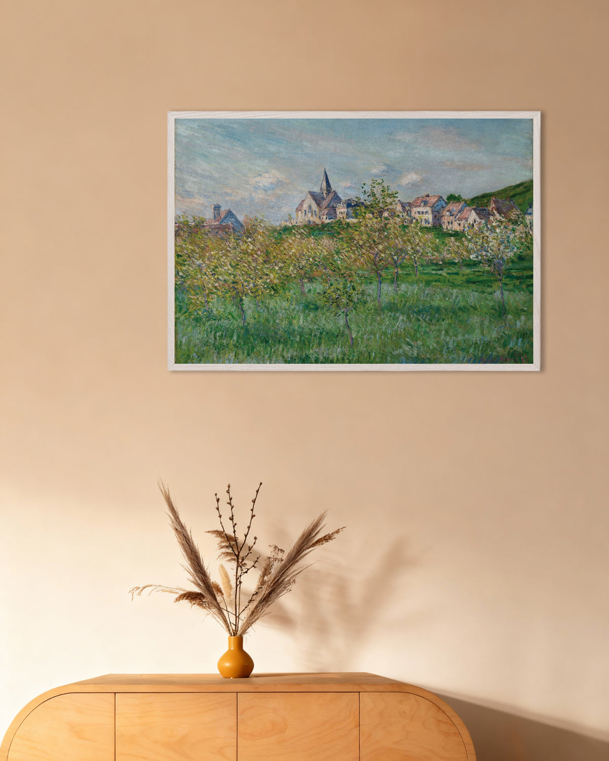 Affiche Printemps à Giverny, effet d'après-midi (1885) de Claude Monet, avec un cadre en bois blanc