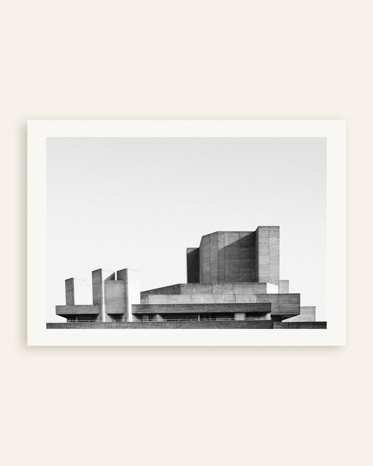 Poster ‘Gestapelde terrassen van een betonnen theater’, miniatuur