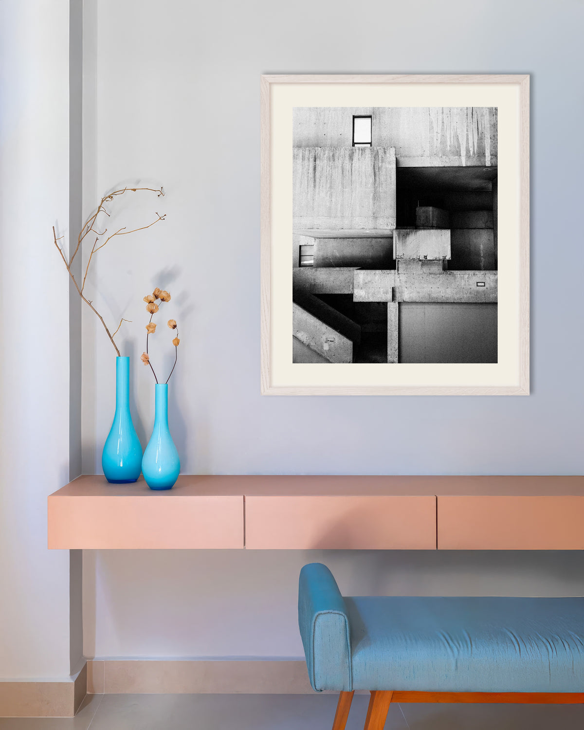 Poster ‘Compositie van gevlekt beton’, met witte houten lijst