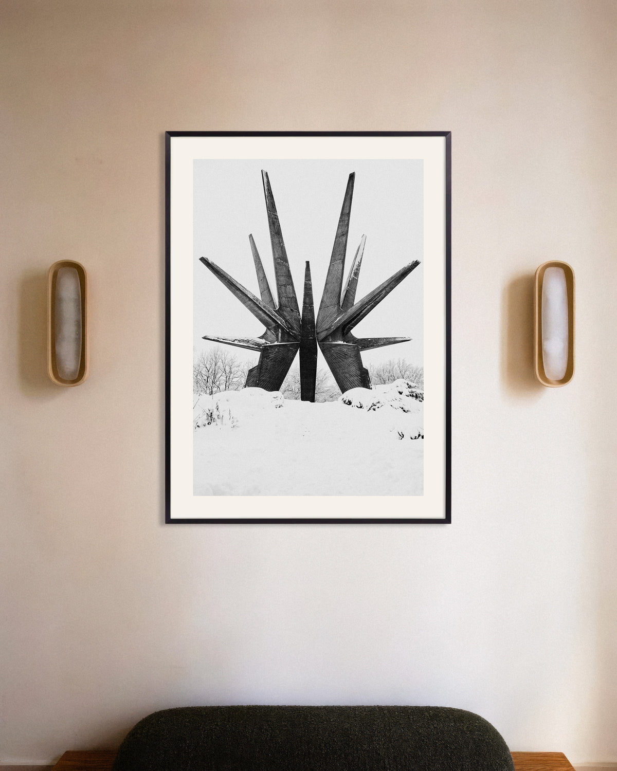 Poster ‘Stermonument in de sneeuw’, met metalen lijst