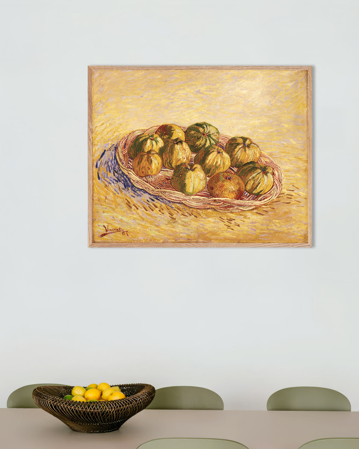 Poster van Stilleven met mand met appels (1887) van Vincent van Gogh, met een lijst van naturel hout