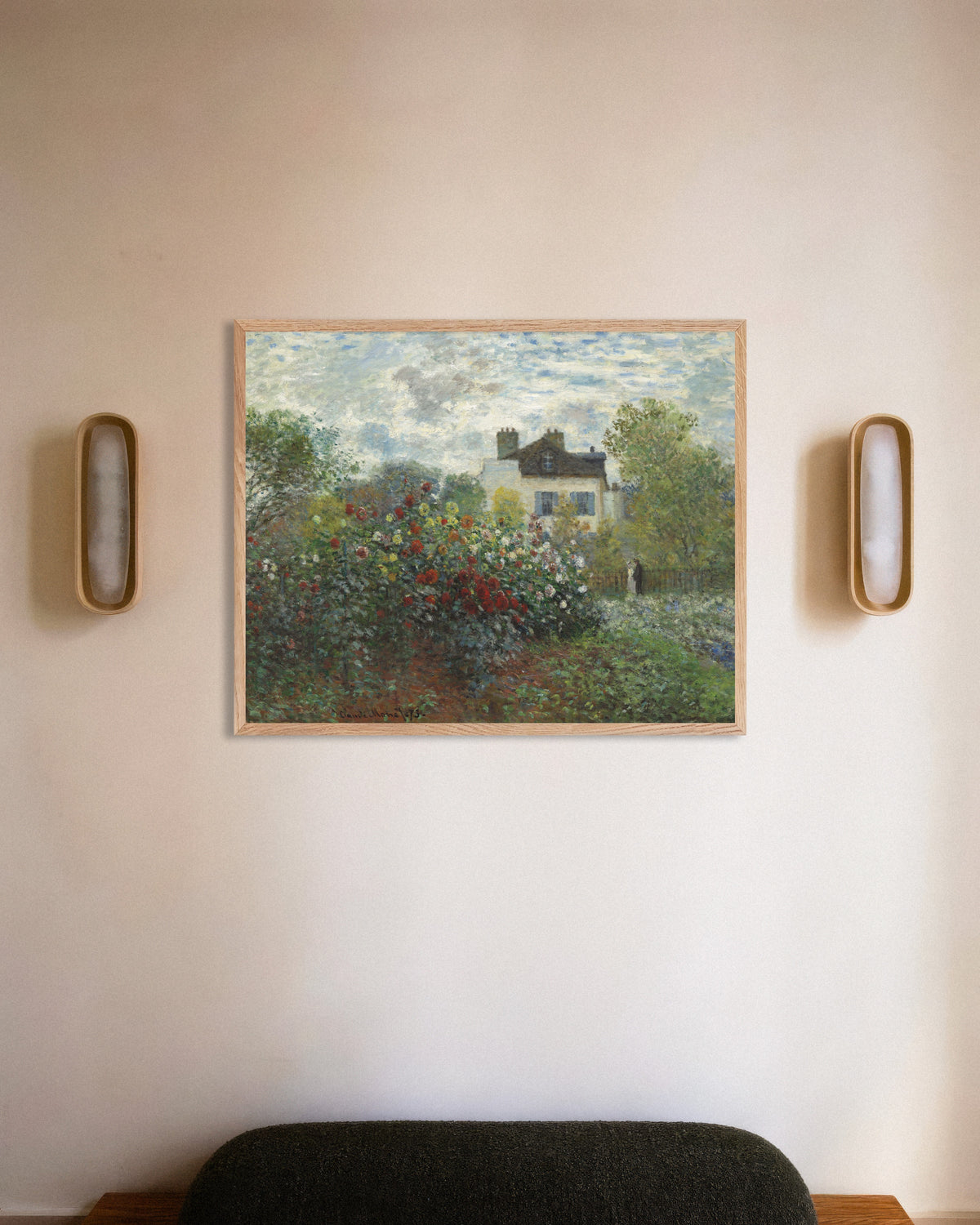Affiche Le Jardin de l'artiste à Argenteuil, un coin du jardin avec dahlias (1873) de Claude Monet, avec un cadre en bois naturel