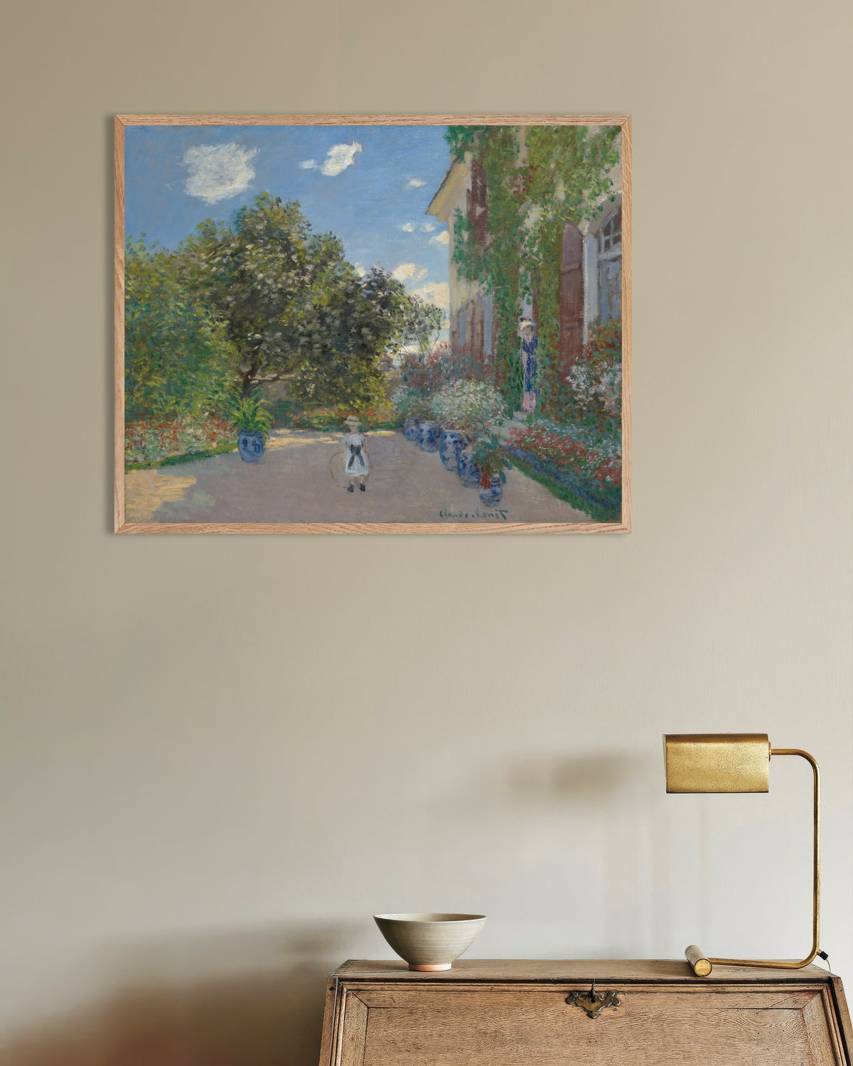 Poster Het huis van de kunstenaar in Argenteuil (1873) van Claude Monet met naturel houten lijst