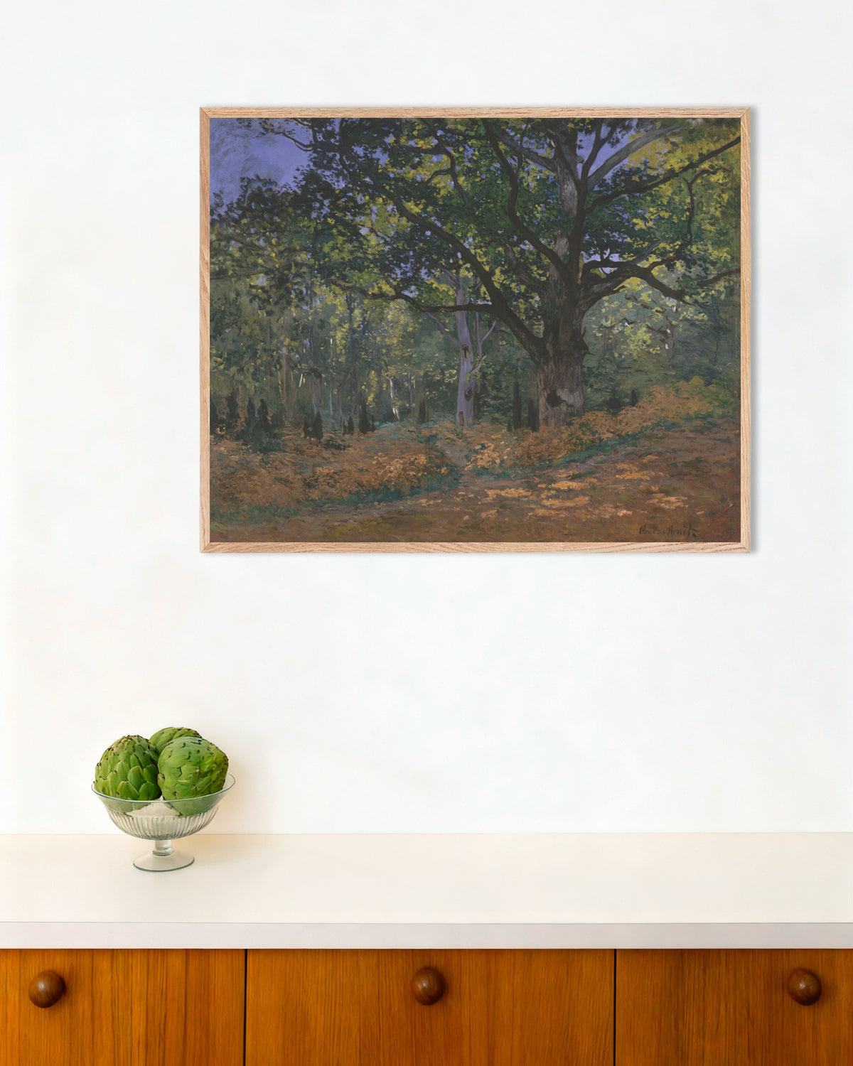 Poster De eik van Bodmer, bos van Fontainebleau (1865) van Claude Monet met naturel houten lijst
