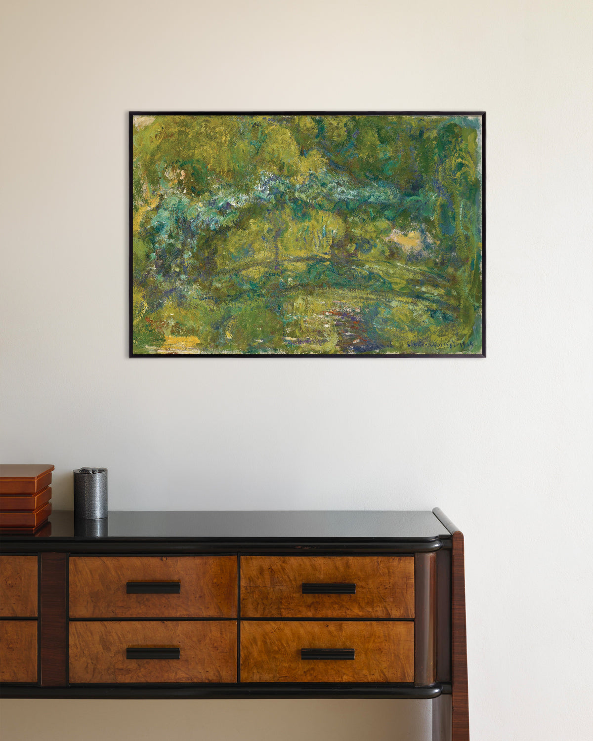 Poster De loopbrug over de waterlelievijver (1919) van Claude Monet met metalen lijst