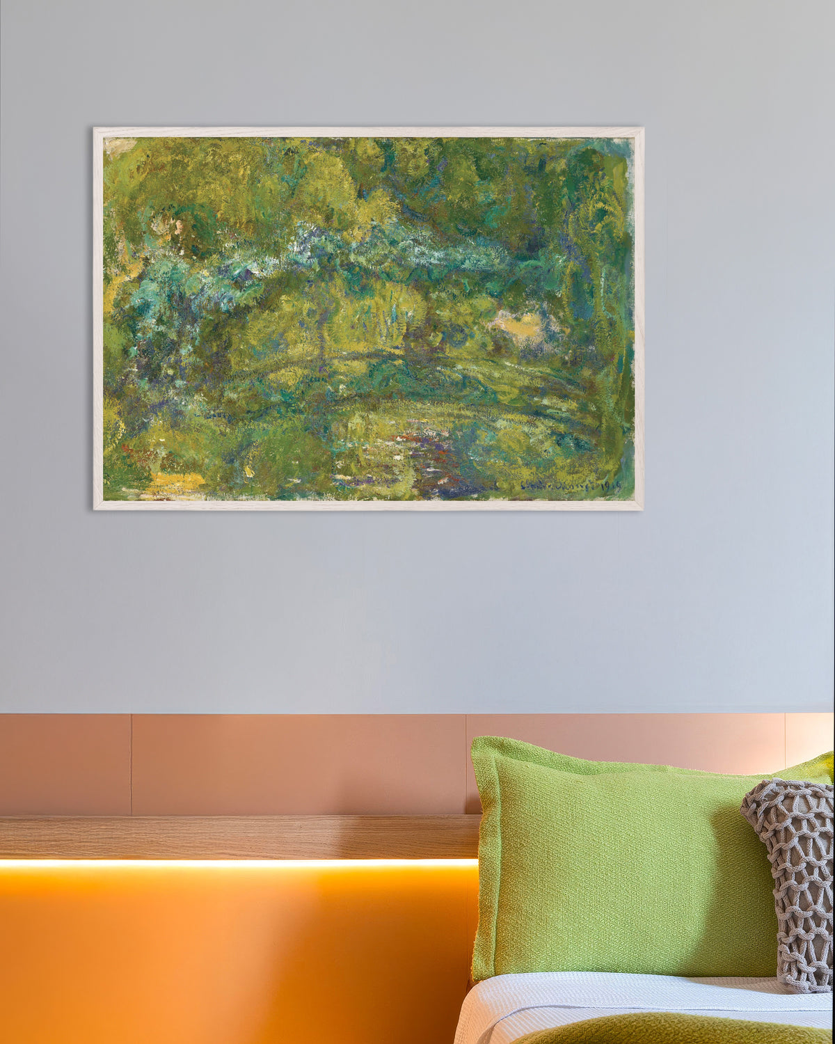Poster De loopbrug over de waterlelievijver (1919) van Claude Monet met witte houten lijst