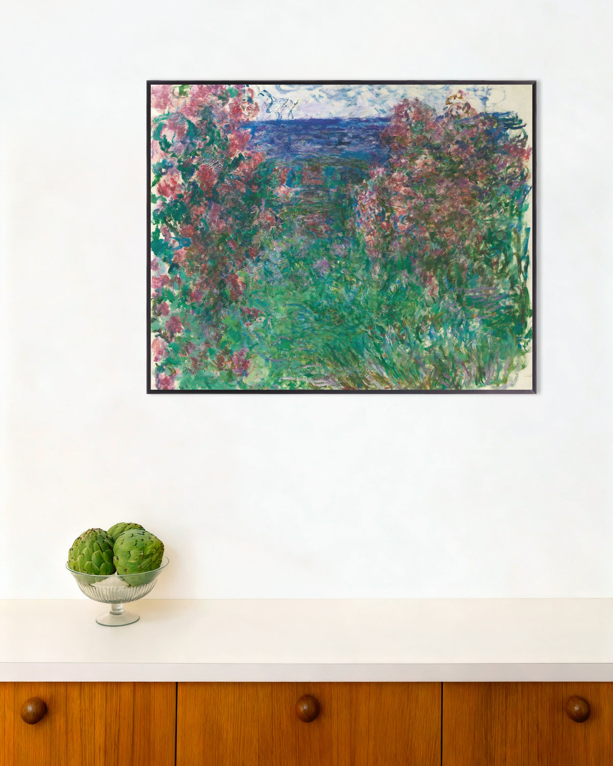 Poster Het huis tussen de rozen (ca. 1925) van Claude Monet met metalen lijst