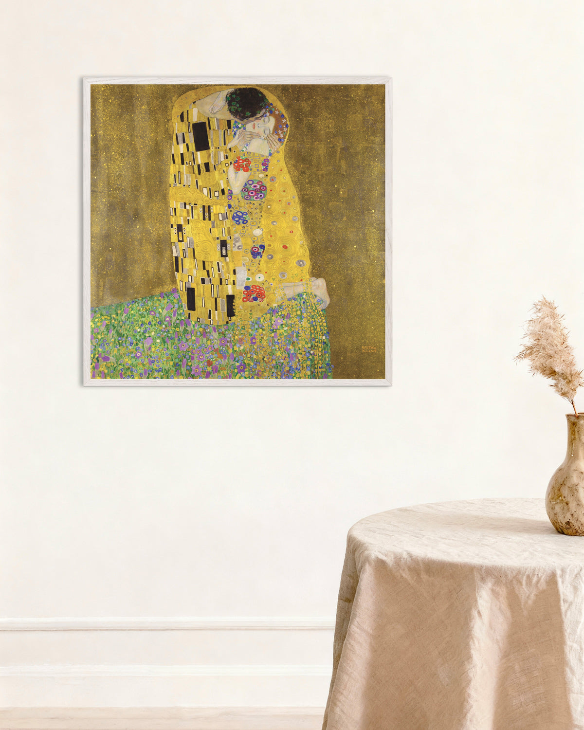 Affiche Le Baiser (1907–1908) de Gustav Klimt, avec un cadre en bois blanc