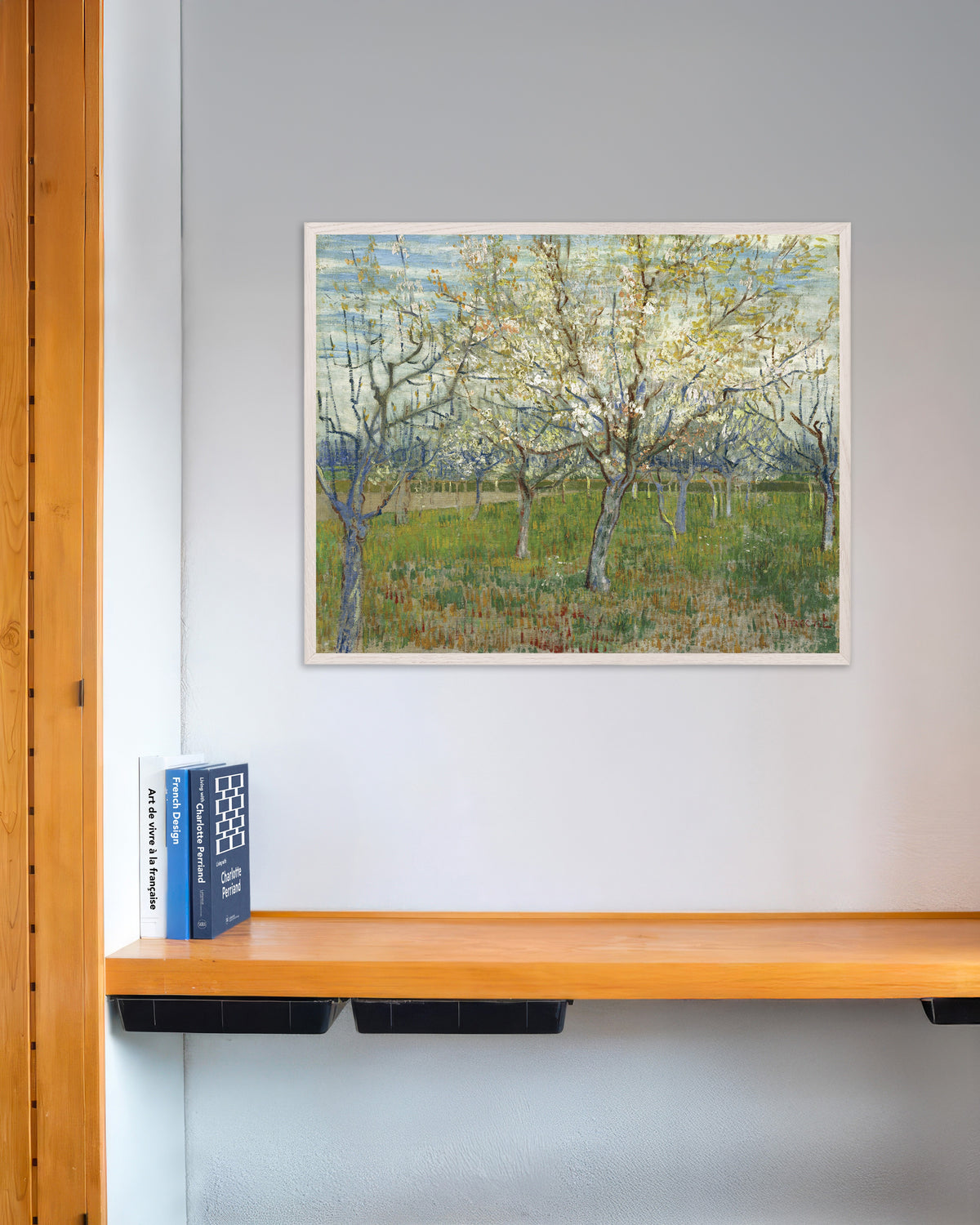 Poster van De roze boomgaard (1888) van Vincent van Gogh, met witte houten lijst