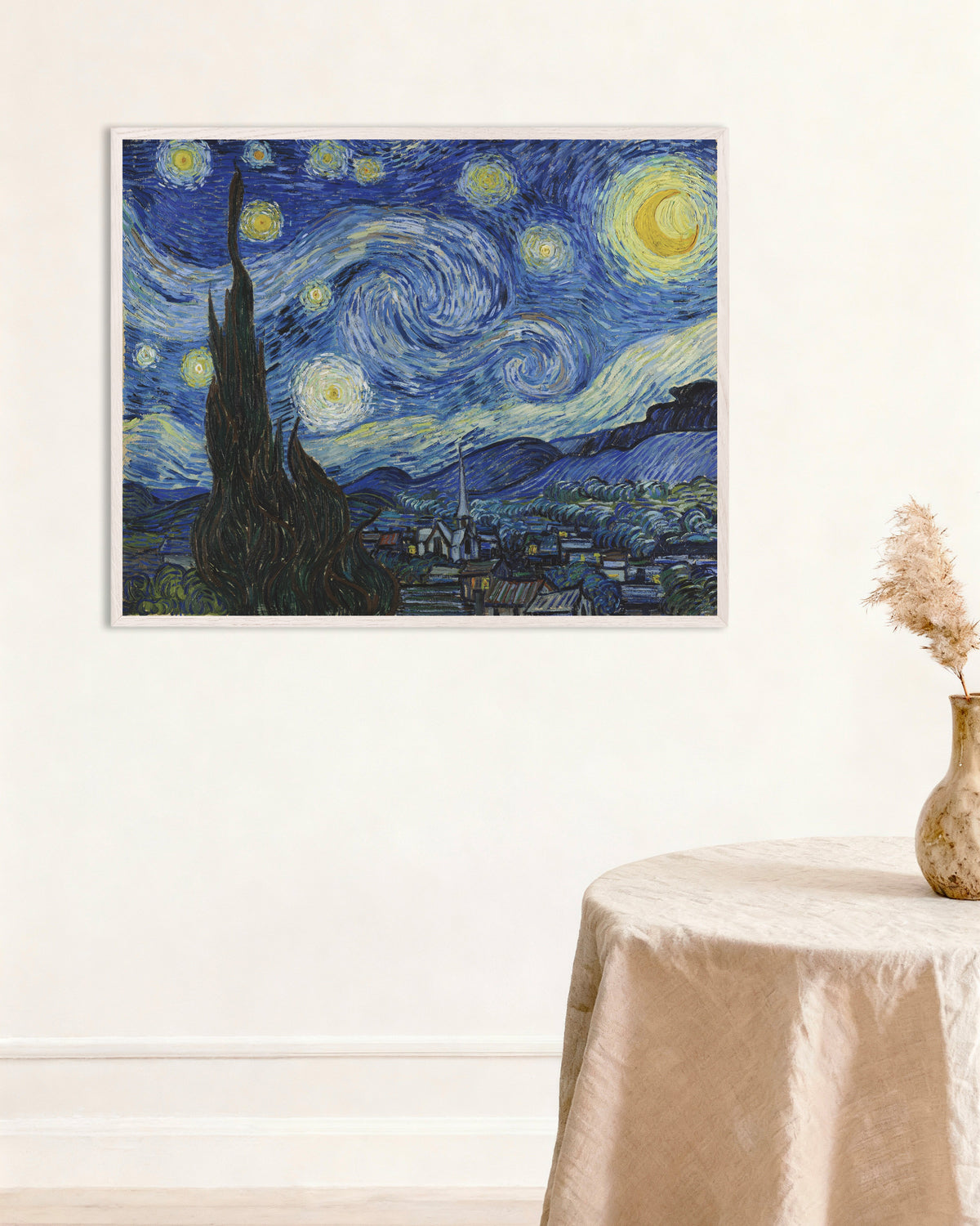 Poster De sterrennacht (1889) van Vincent van Gogh, met witte houten lijst