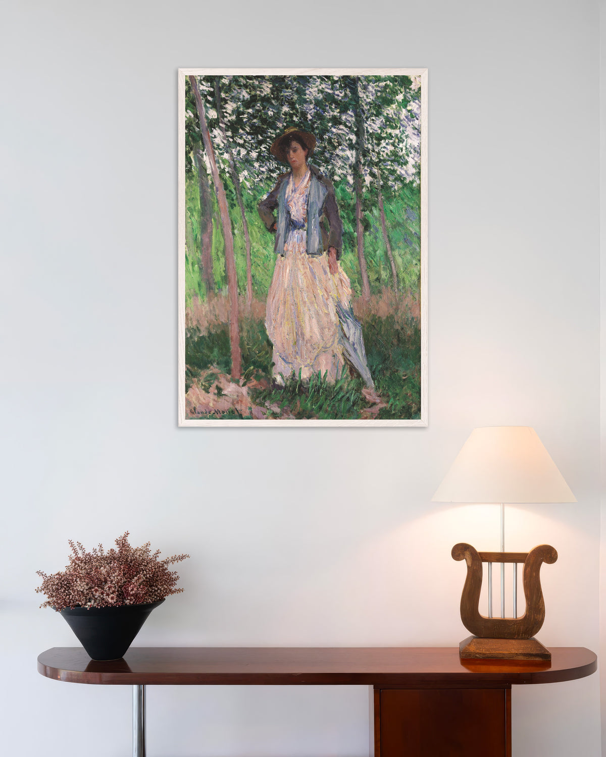 Poster De wandelaarster, Suzanne Hoschedé (1887) van Claude Monet met witte houten lijst