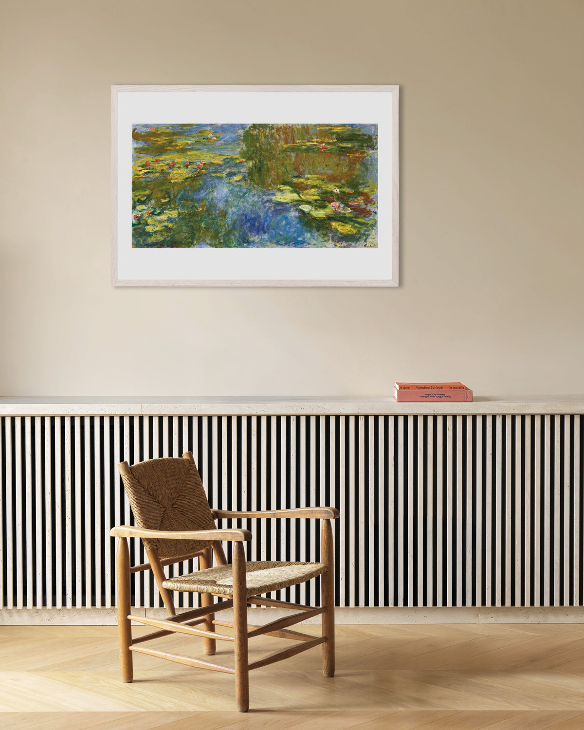 Poster De waterlelievijver (ca. 1917–1919) van Claude Monet met witte houten lijst