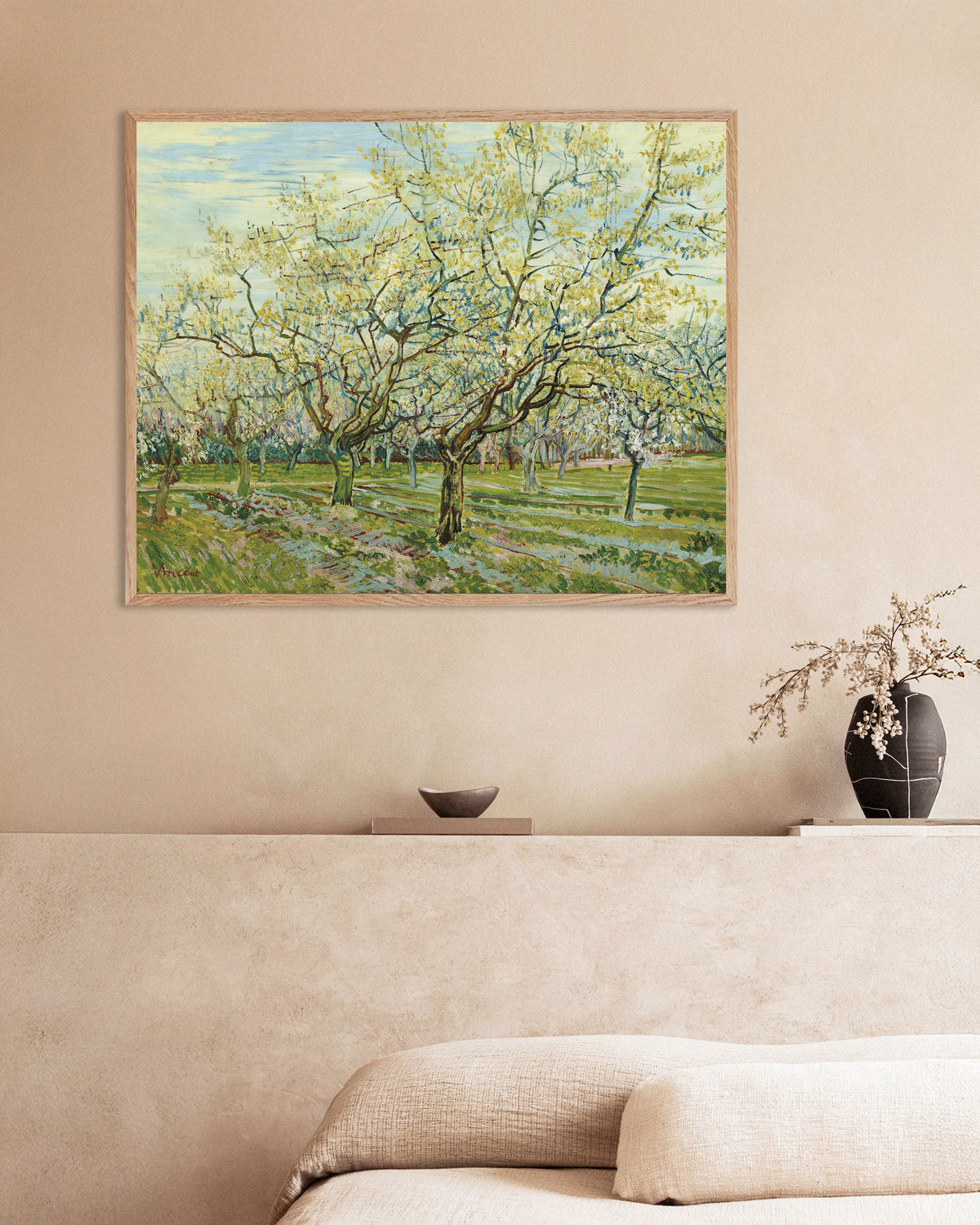 Poster van De witte boomgaard (1888) van Vincent van Gogh, met naturel houten lijst