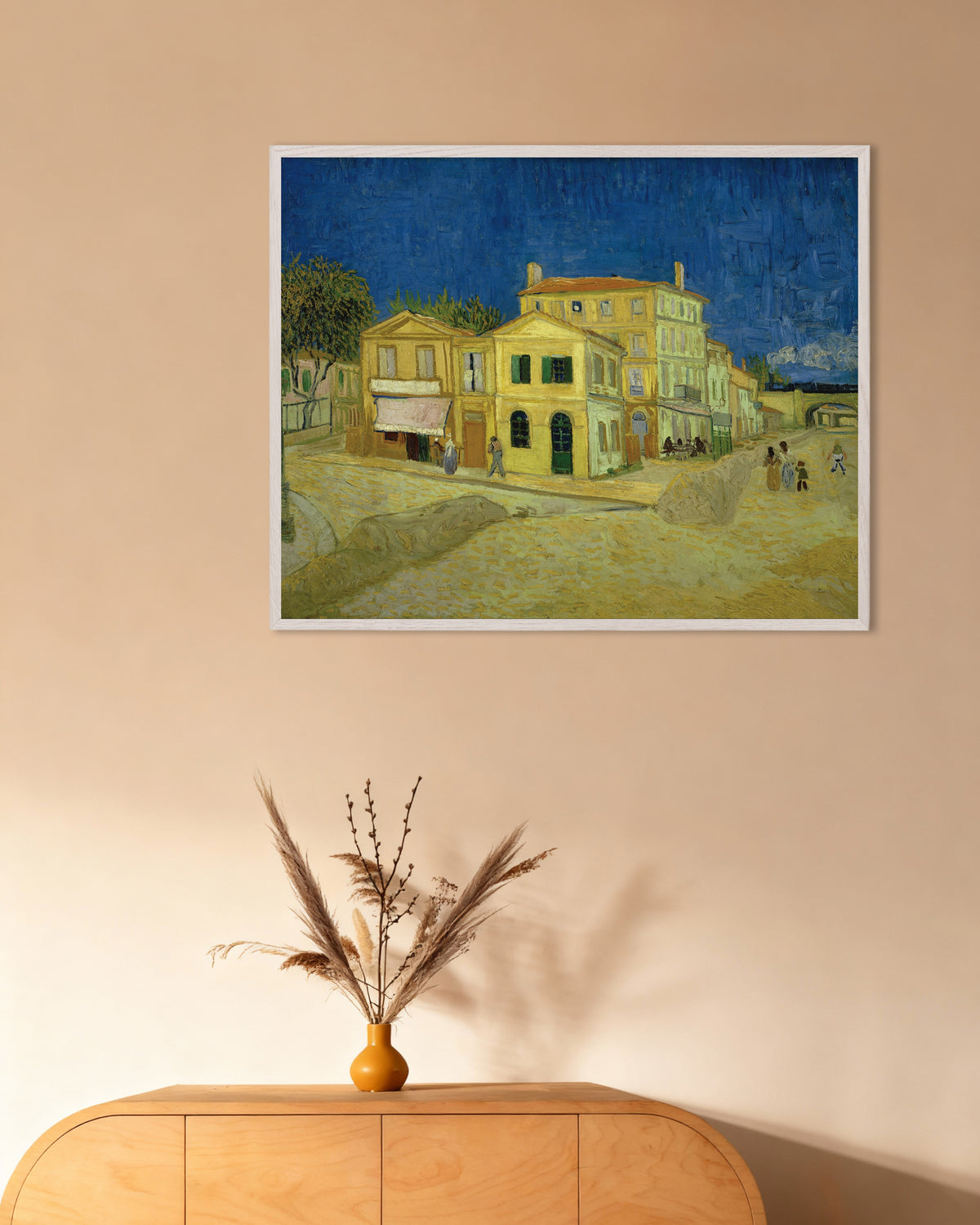 Poster van Het gele huis, De straat (1888) van Vincent van Gogh, met witte houten lijst