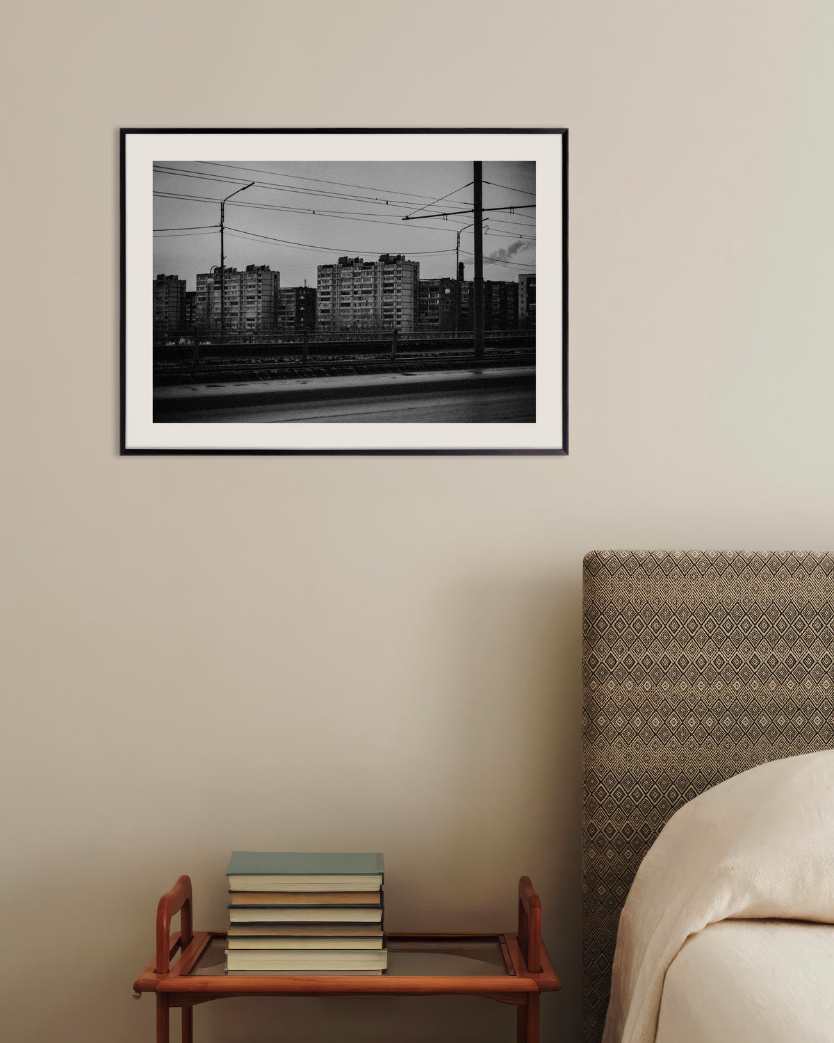 Poster ‘Flatgebouwen achter de tramdraden’, met metalen lijst