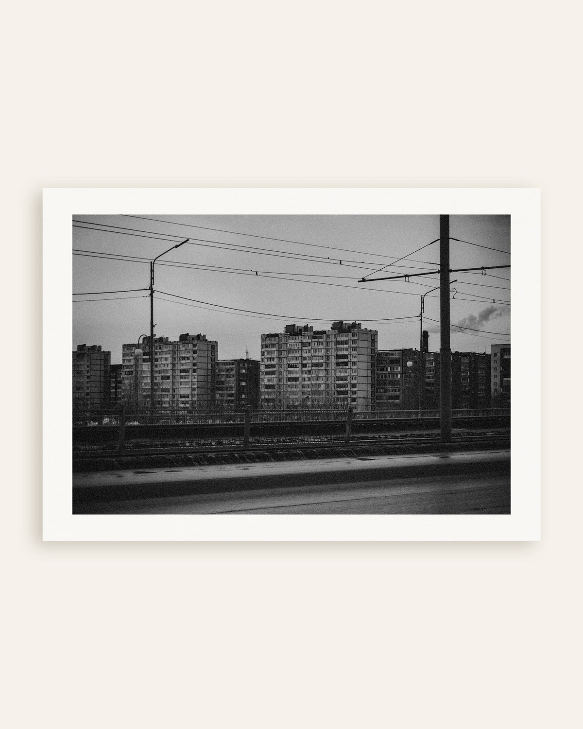 Poster ‘Flatgebouwen achter de tramdraden’, miniatuur