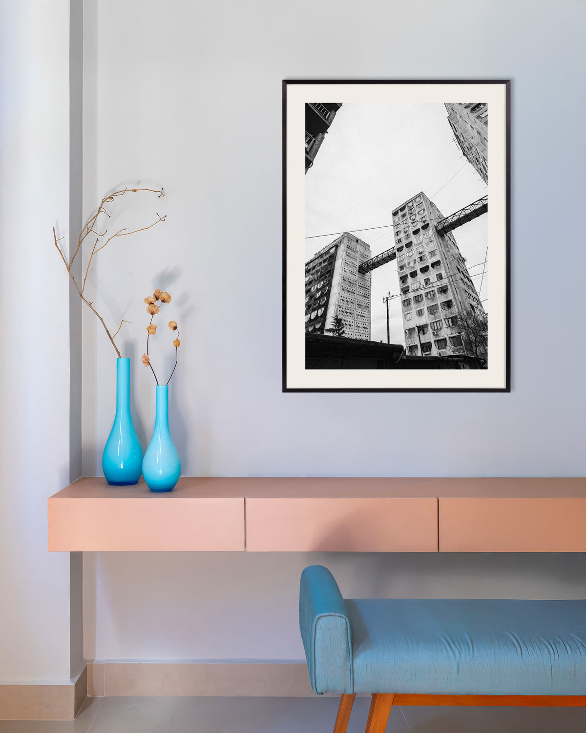 Poster ‘Torens verbonden door bruggen, van onderaf’, met metalen lijst