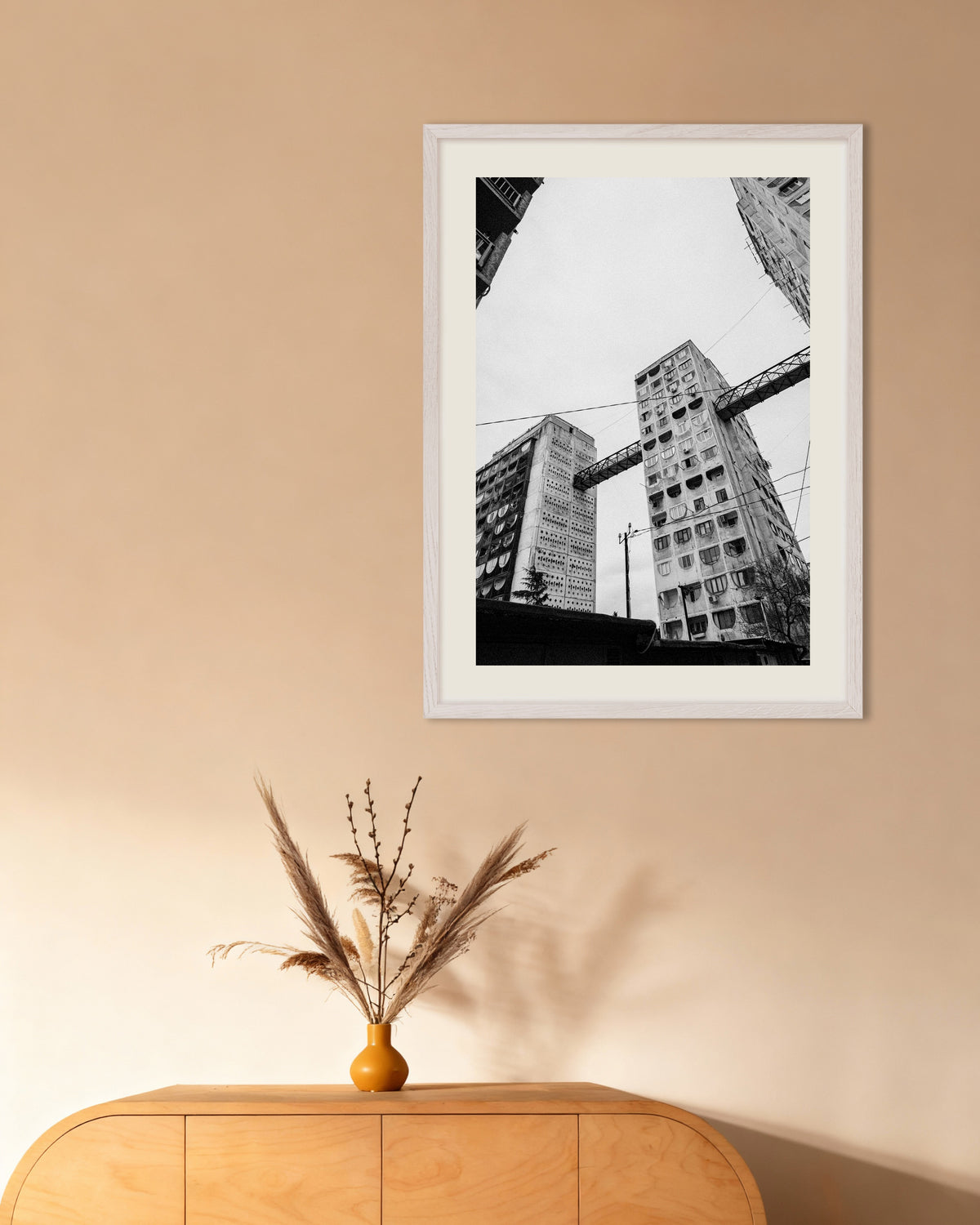 Poster ‘Torens verbonden door bruggen, van onderaf’, met witte houten lijst