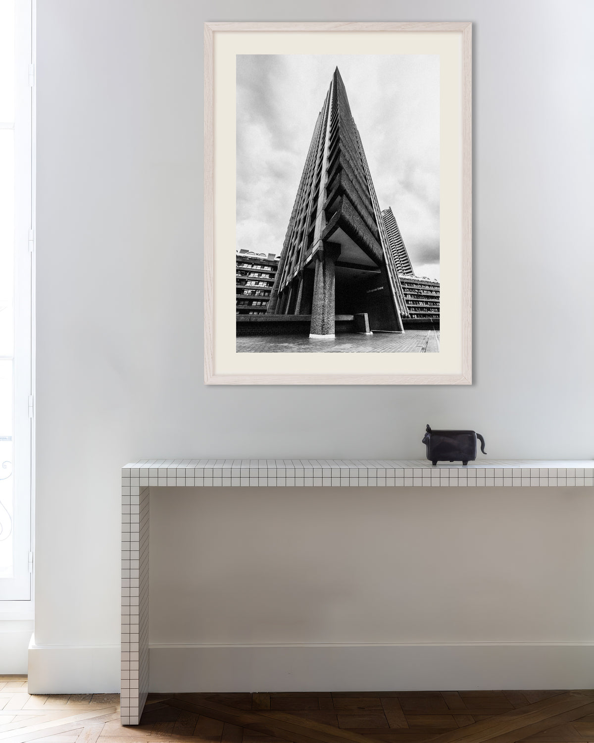 Poster ‘Boeg van een driehoekige toren’, met witte houten lijst