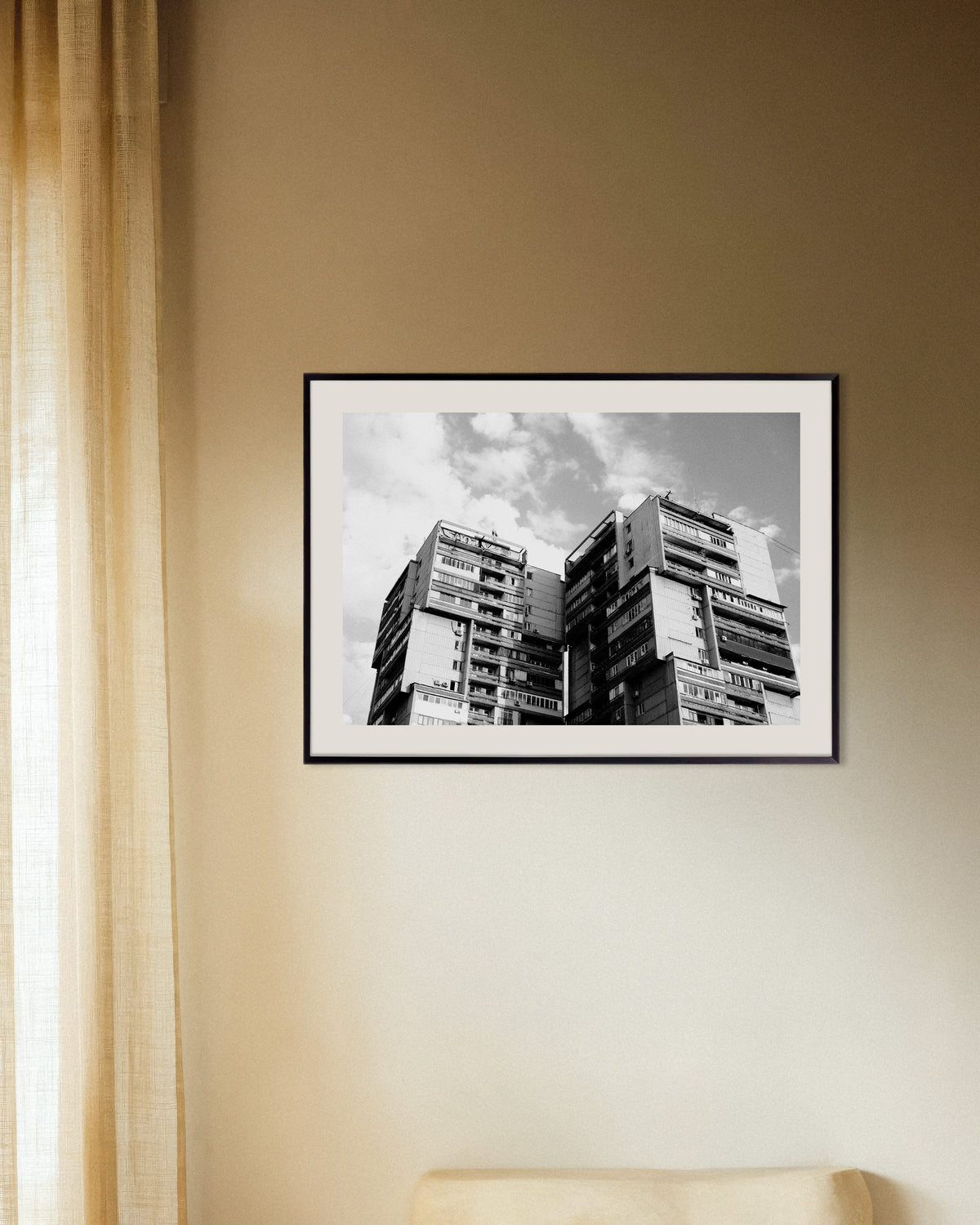 Poster ‘Twee torens in de wolken’, met metalen lijst