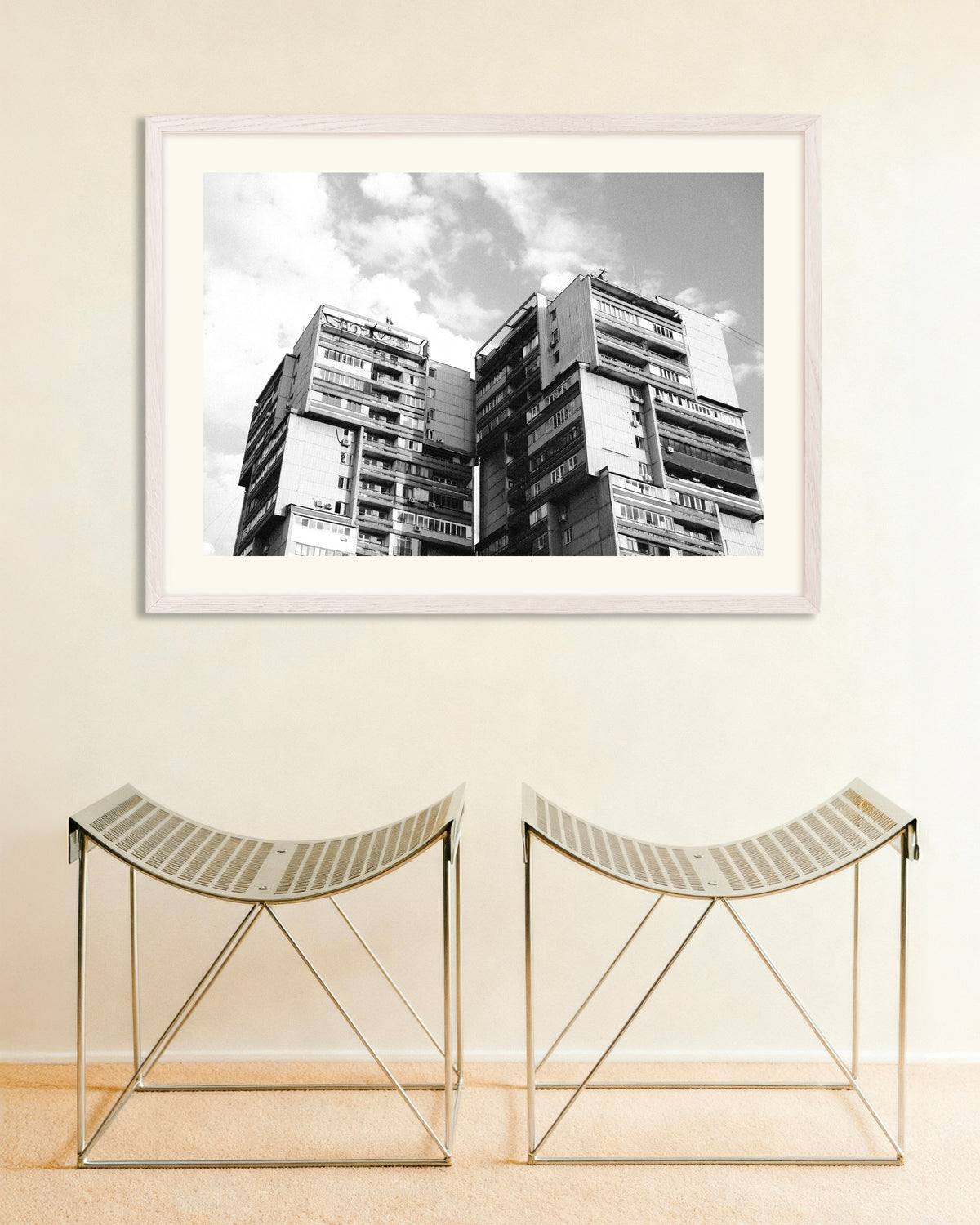 Poster ‘Twee torens in de wolken’, met witte houten lijst