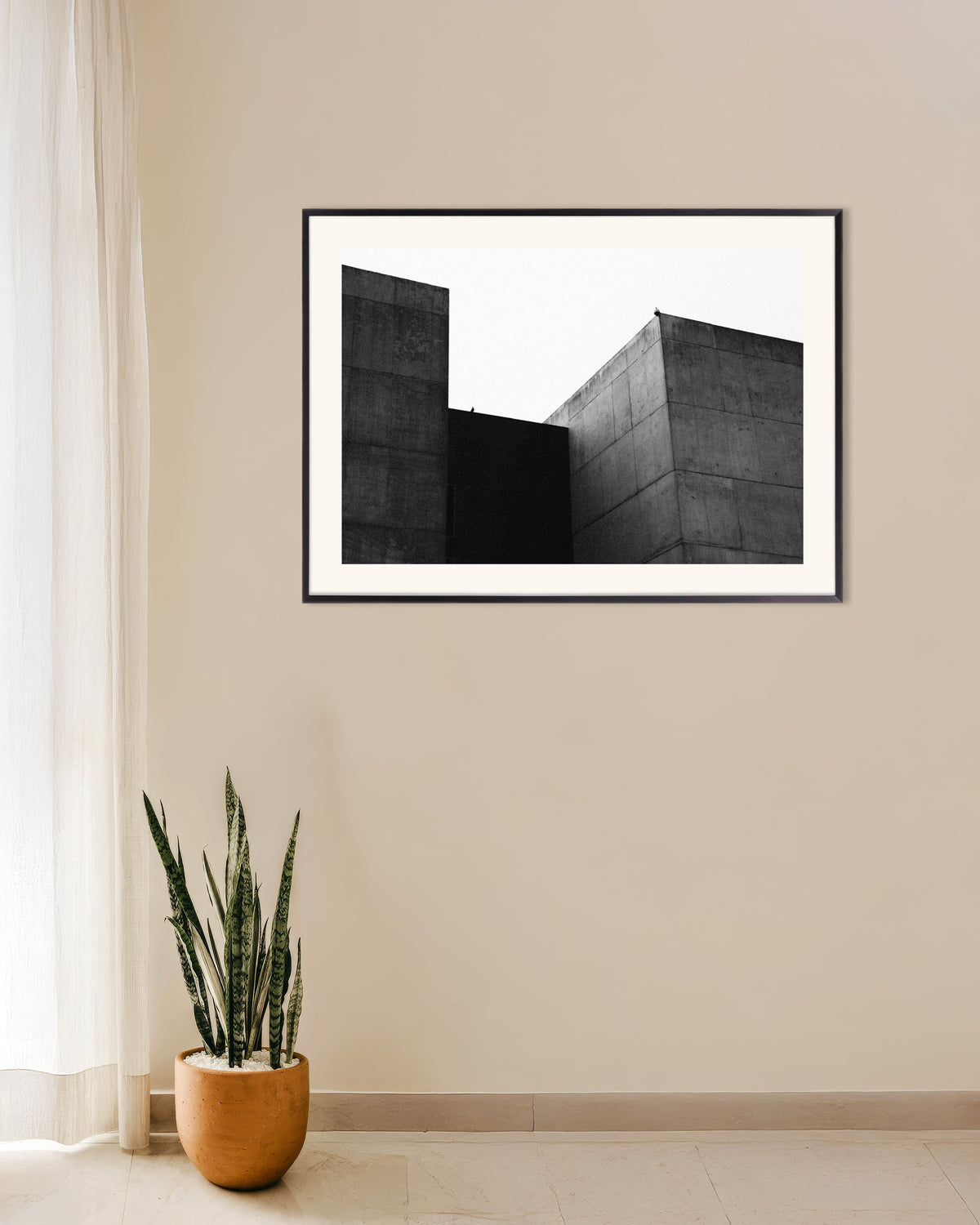 Poster ‘Twee betonblokken en een vogel’, met metalen lijst