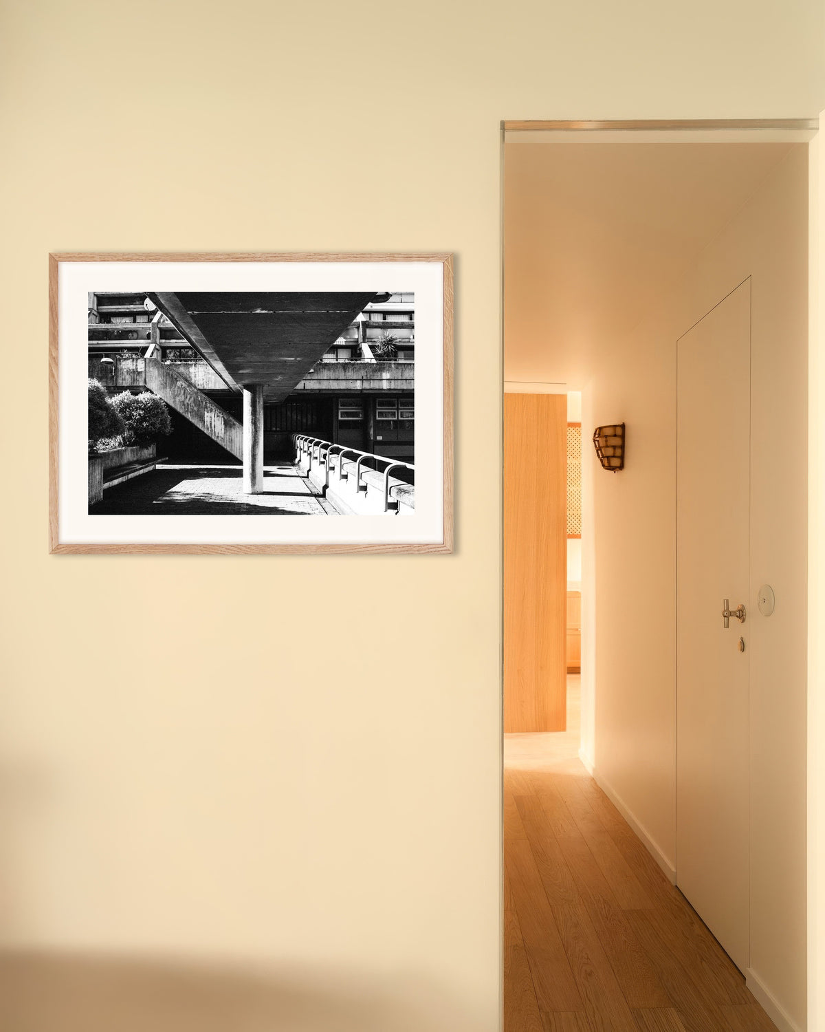 Poster ‘Onder de betonnen loopbrug’, met naturel houten lijst