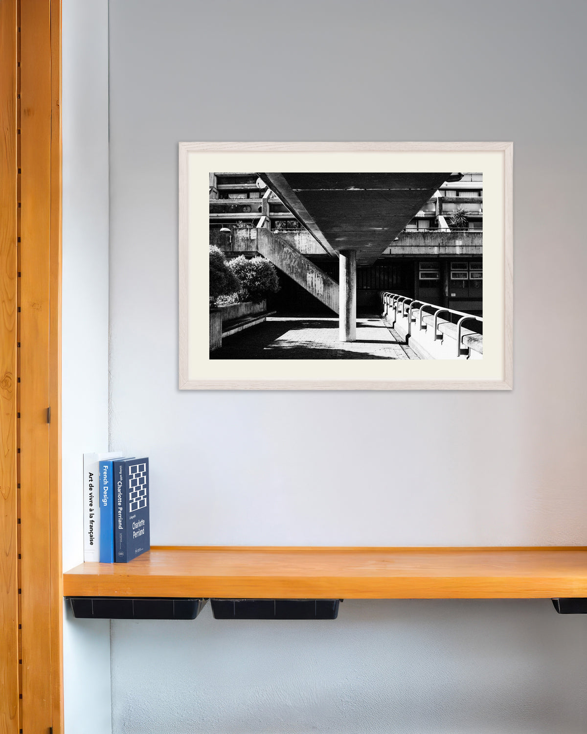 Poster ‘Onder de betonnen loopbrug’, met witte houten lijst