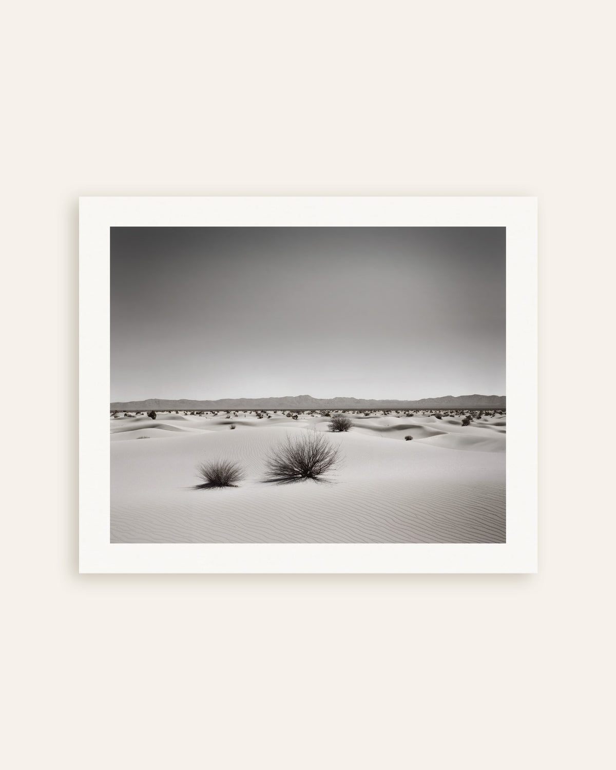 Poster van Stedelijke, abstracte verkenningen in zwart-wit, Woestijn, miniatuur