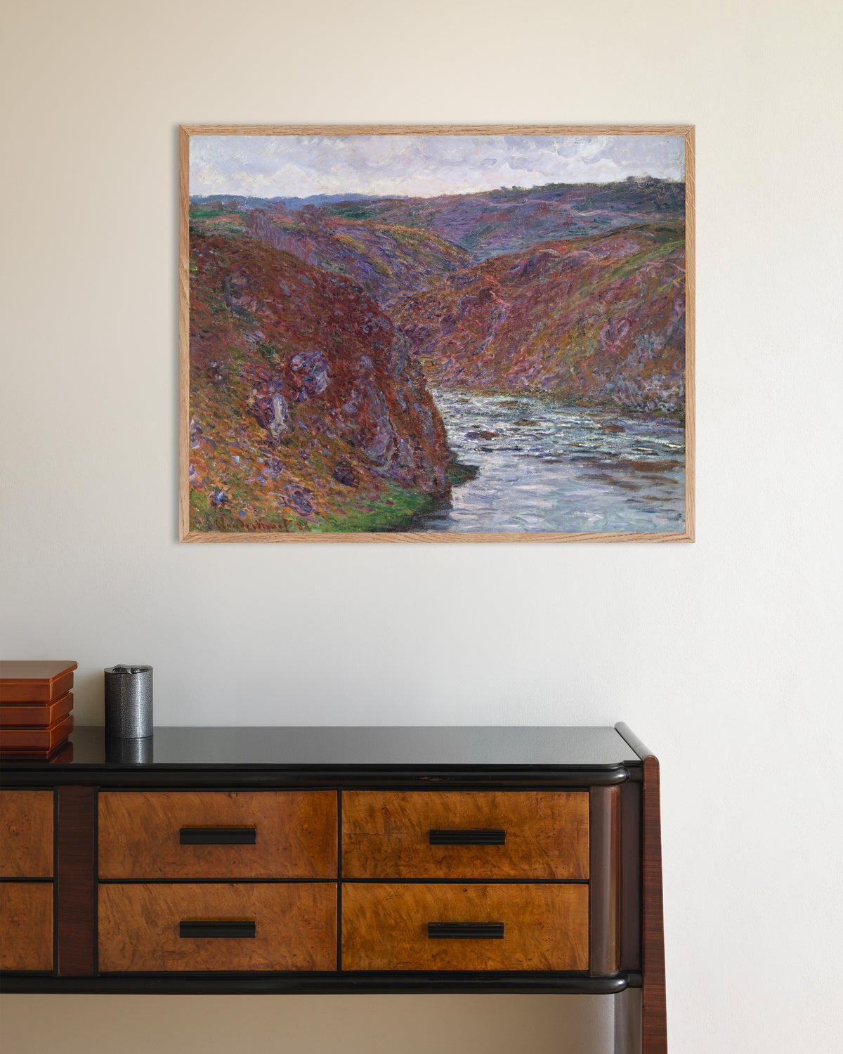 Poster Het dal van de Creuse, grijze dag (1889) van Claude Monet met naturel houten lijst