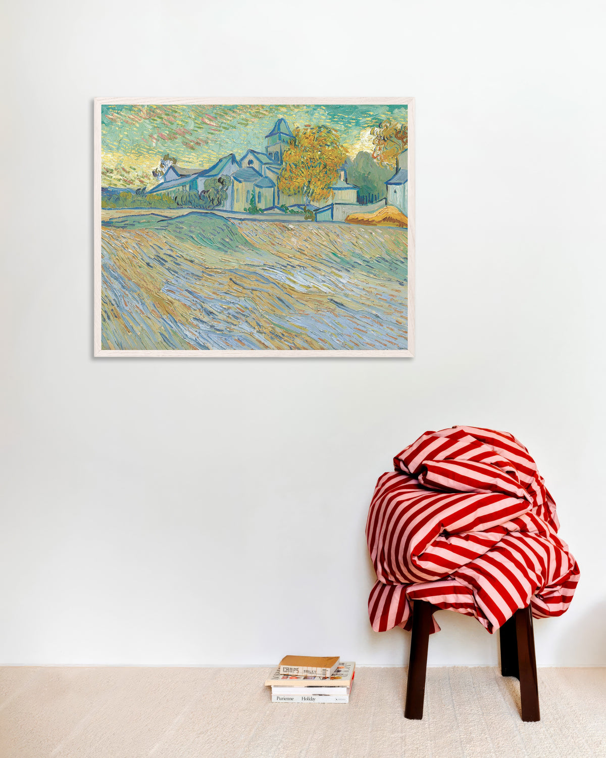 Poster van Uitzicht op het gesticht en de kapel in Saint-Rémy (1889) van Vincent van Gogh, met witte houten lijst