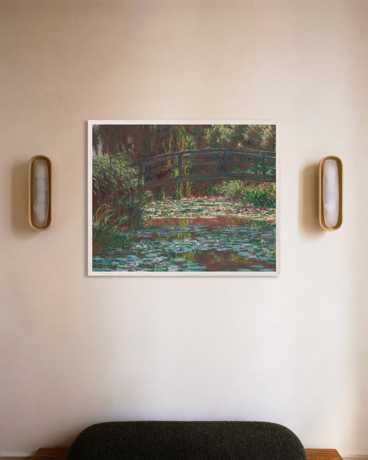 Poster De waterlelievijver (1900) van Claude Monet met witte houten lijst