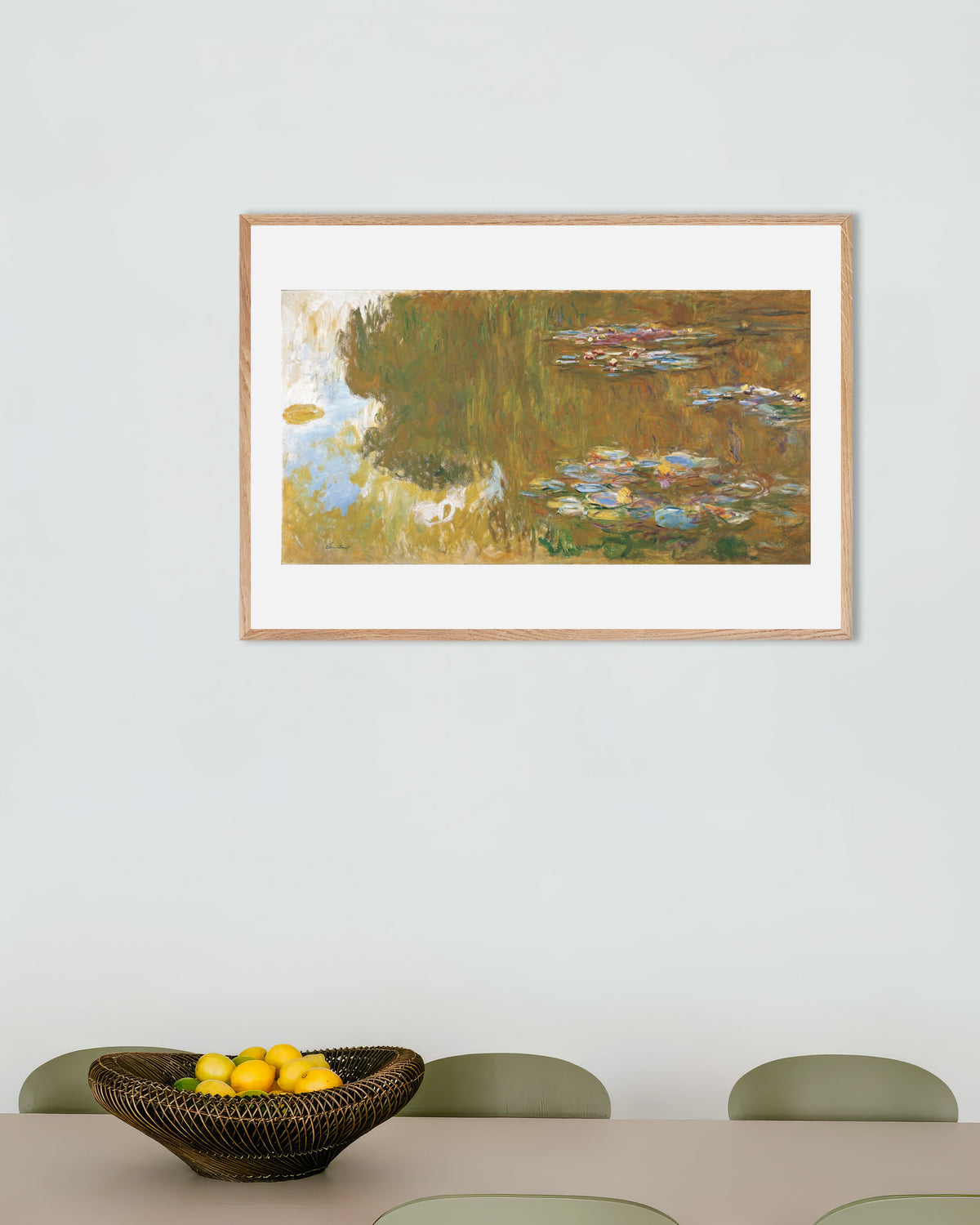 Affiche Le Bassin aux nymphéas, reflets de saule (vers 1917–1919) de Claude Monet, avec un cadre en bois naturel
