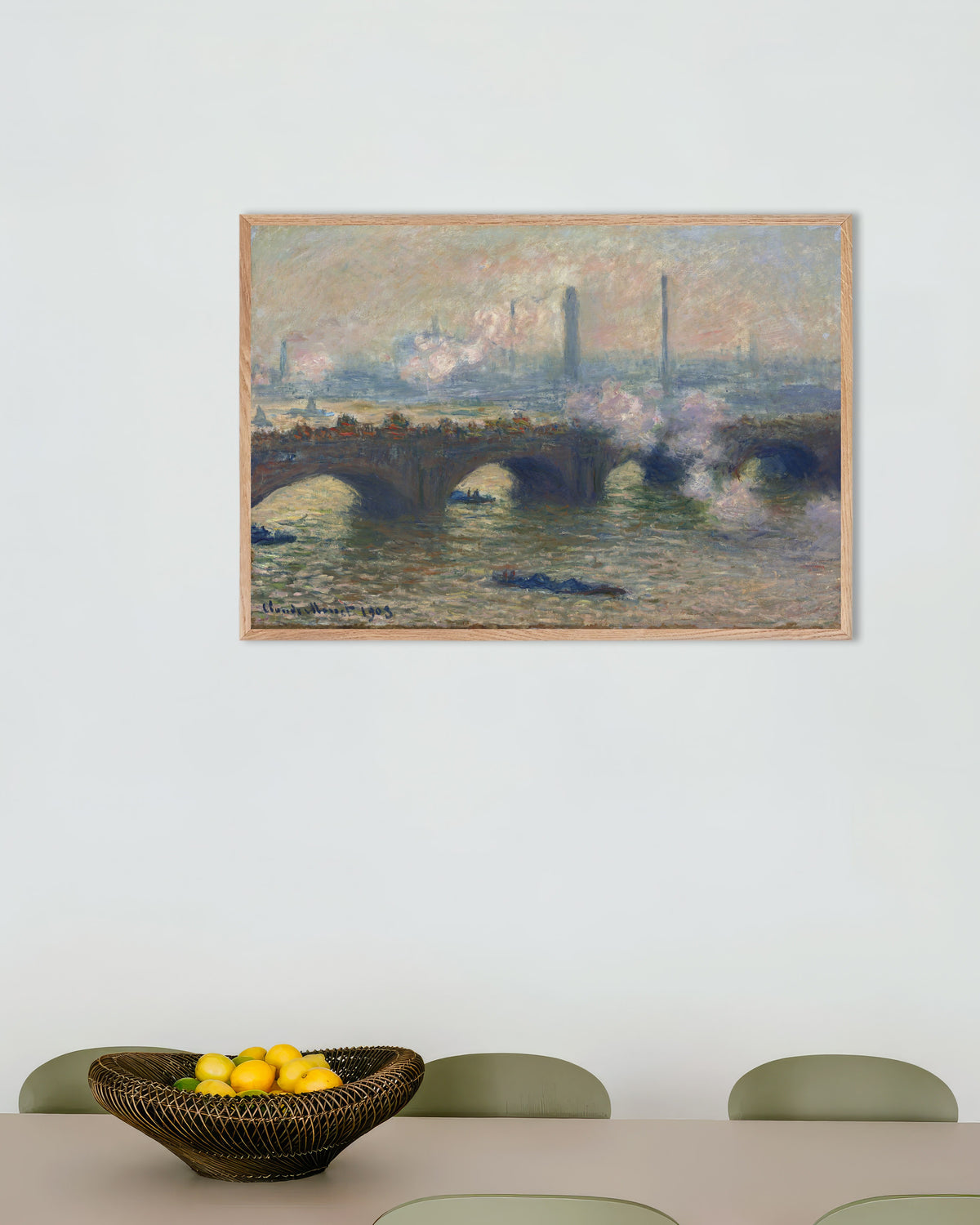 Poster Waterloo Bridge, grijze dag (1903) van Claude Monet met naturel houten lijst