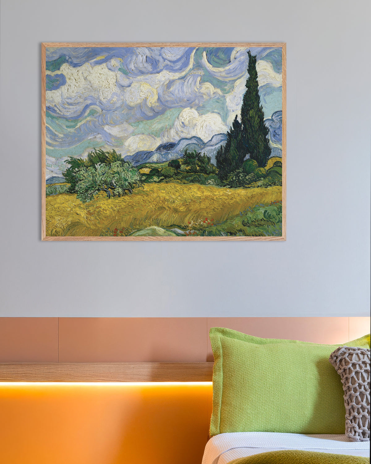 Poster de Champ de blé avec cyprès (1889), de Vincent van Gogh, avec cadre en bois naturel