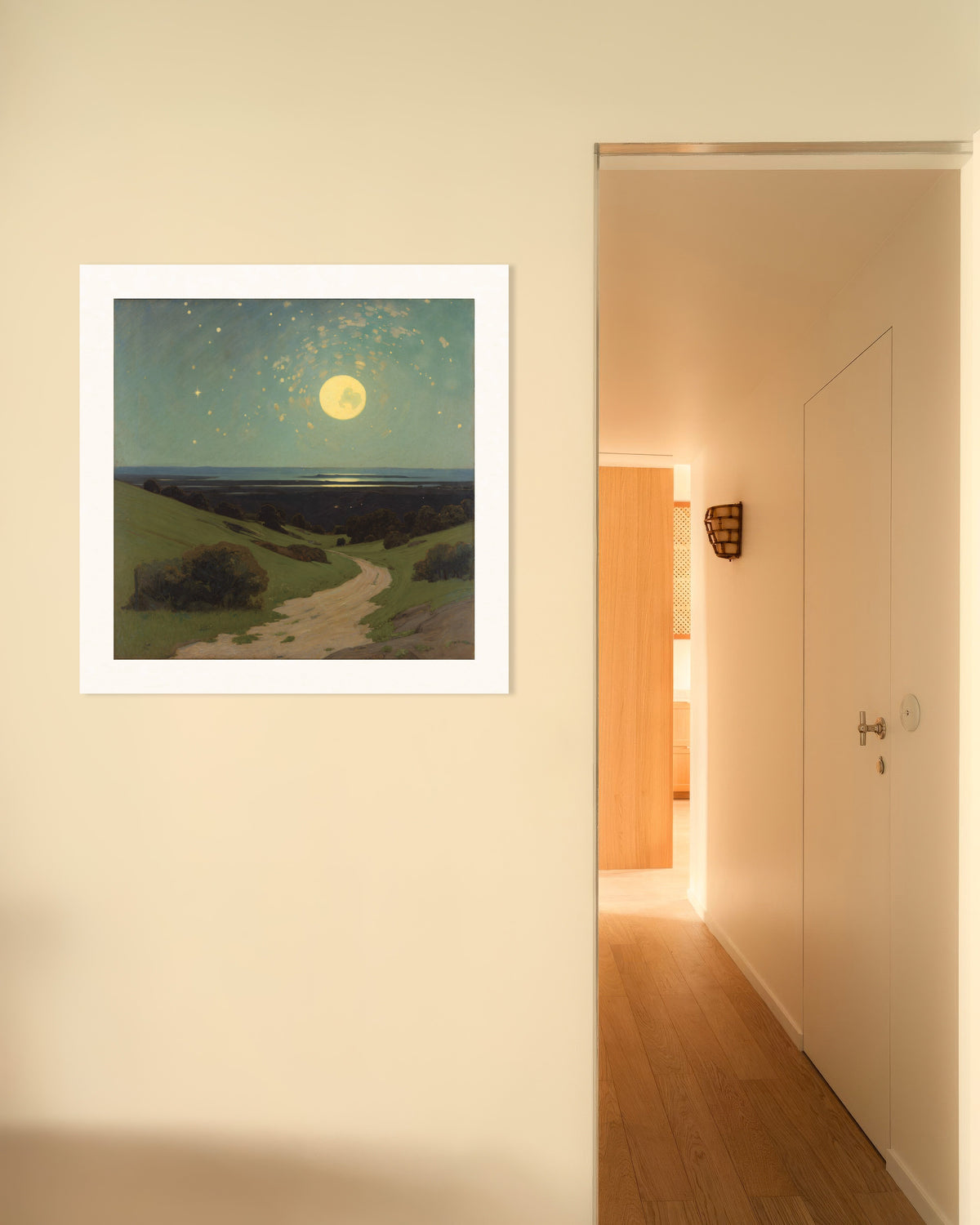 Poster Volle maan boven de heuvels: volle maan en sterren boven groene heuvels en een kronkelend pad