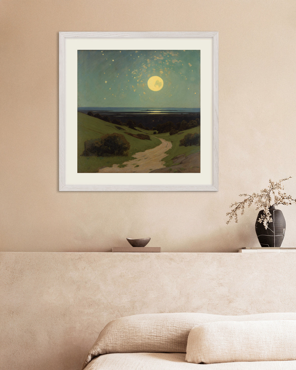 Poster Volle maan boven de heuvels in witte eikenhouten lijst