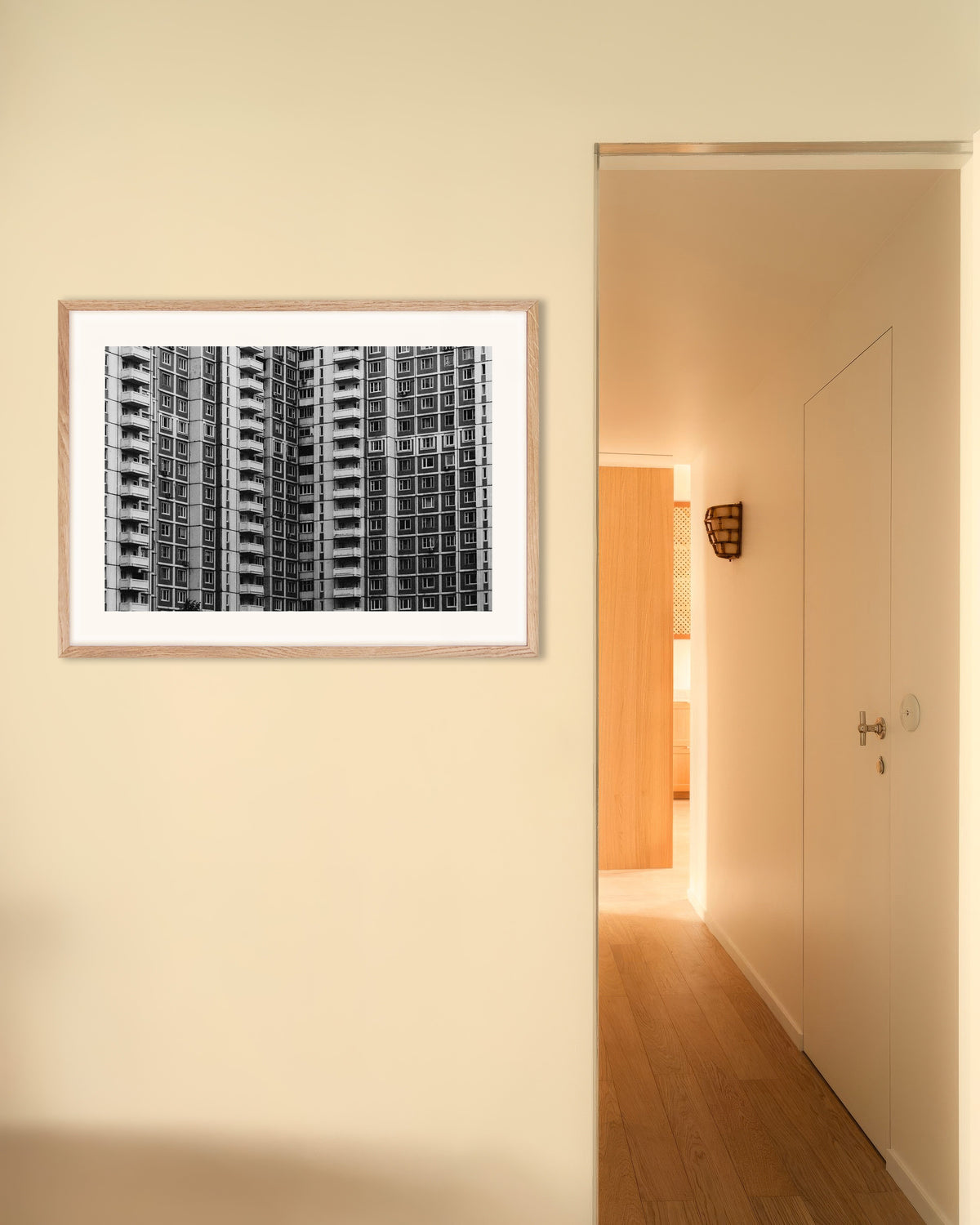 Poster ‘Raamraster van een flatgebouw’, met naturel houten lijst