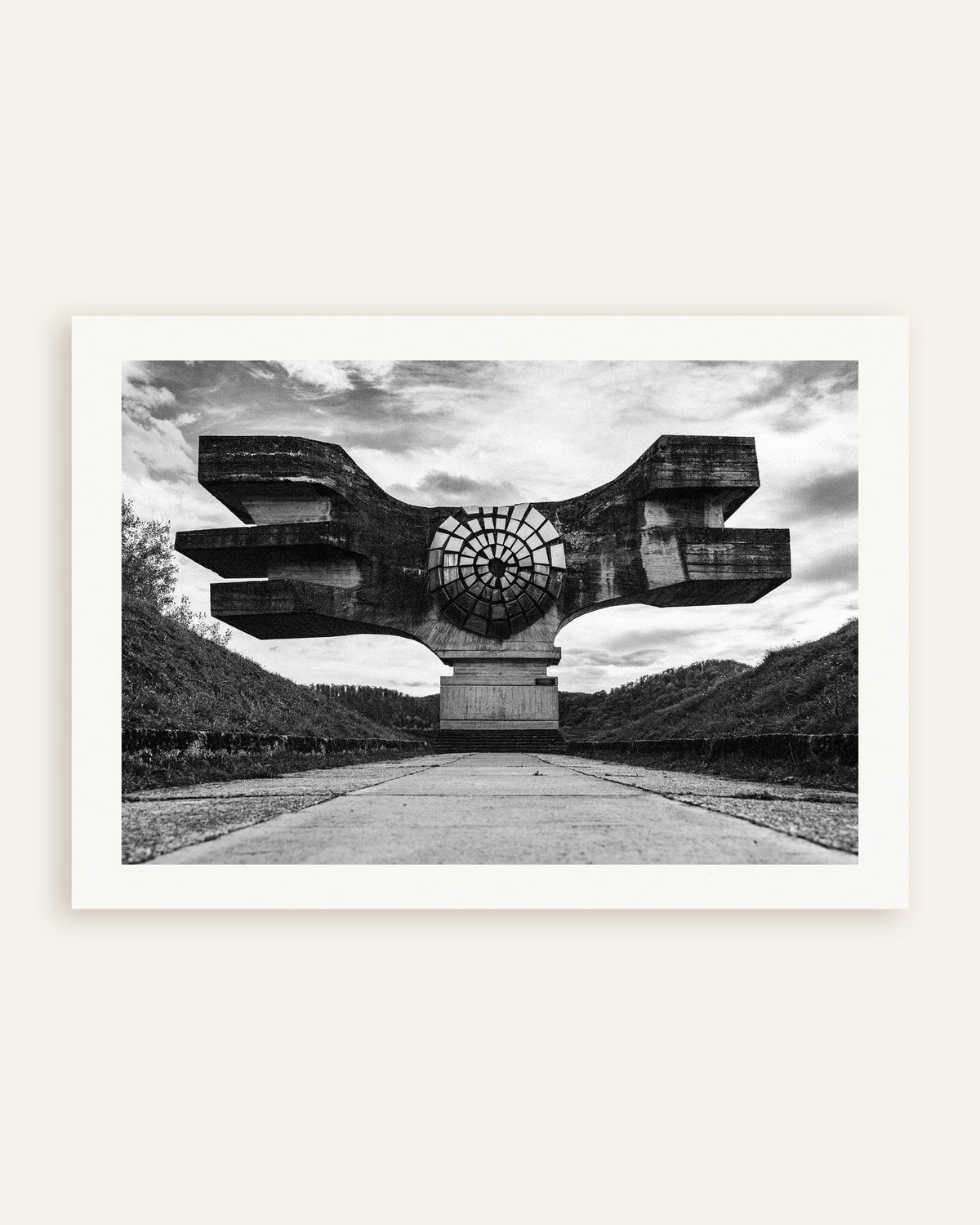 Poster ‘Gevleugeld monument aan het einde van de weg’, miniatuur