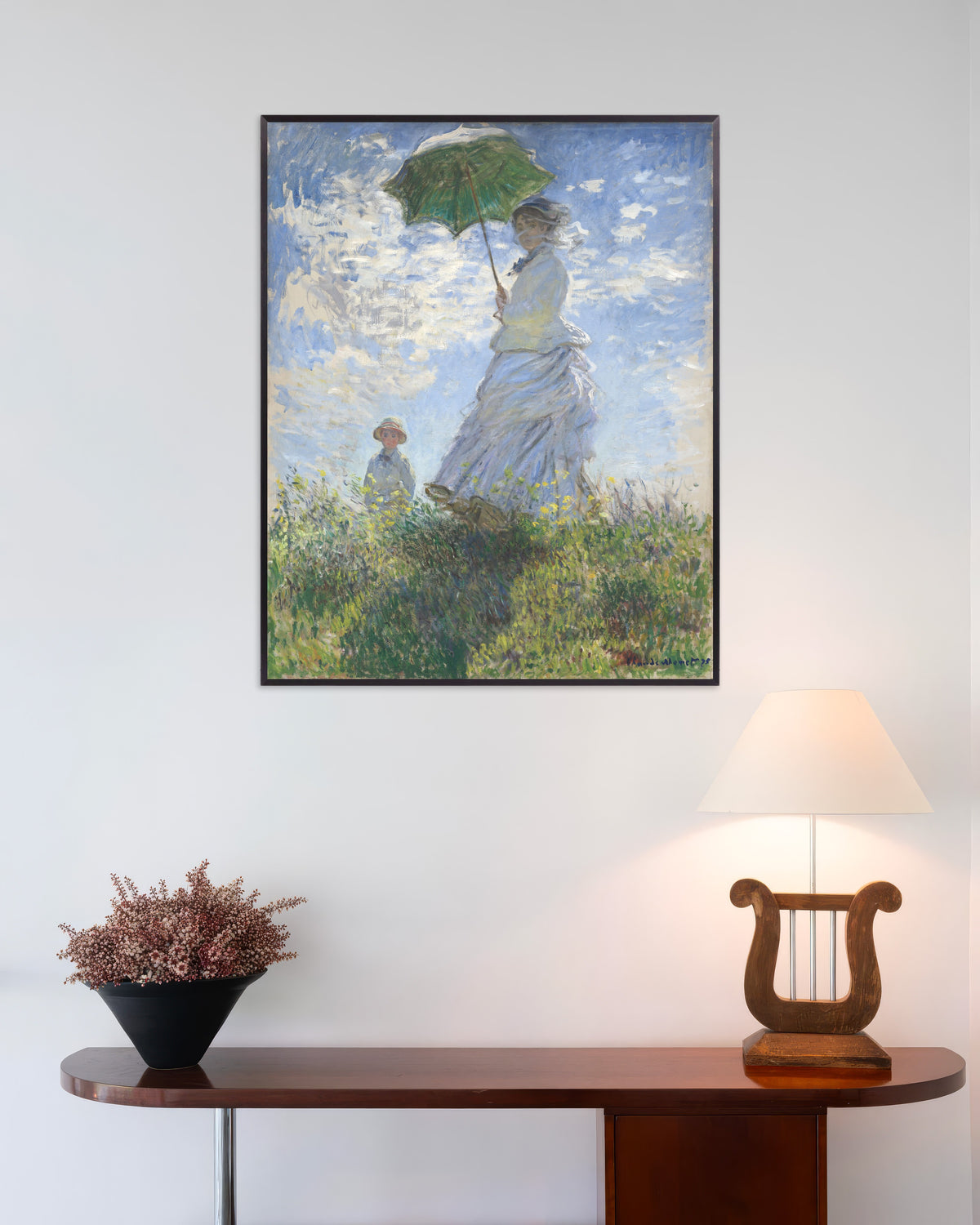 Poster Vrouw met parasol, Madame Monet en haar zoon (1875) van Claude Monet met metalen lijst