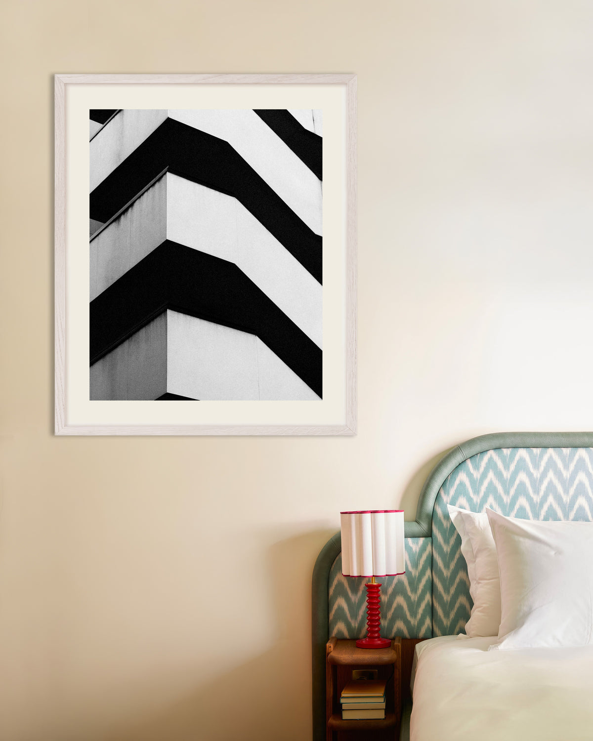 Poster ‘Zigzaggende betonnen balkons’, met witte houten lijst